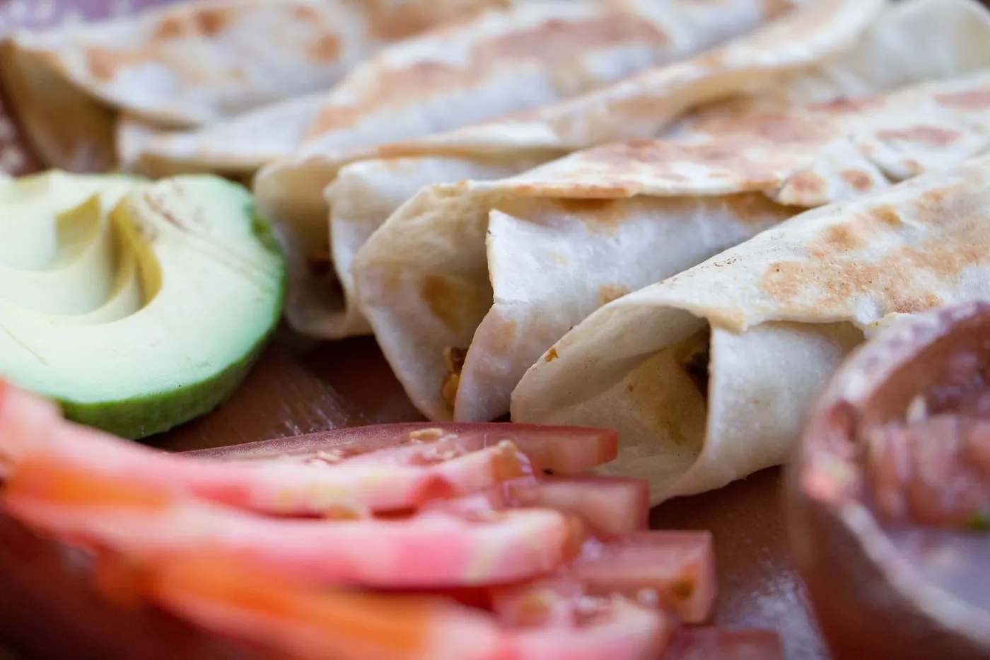 Burritos de harina con aguacate y jitomate