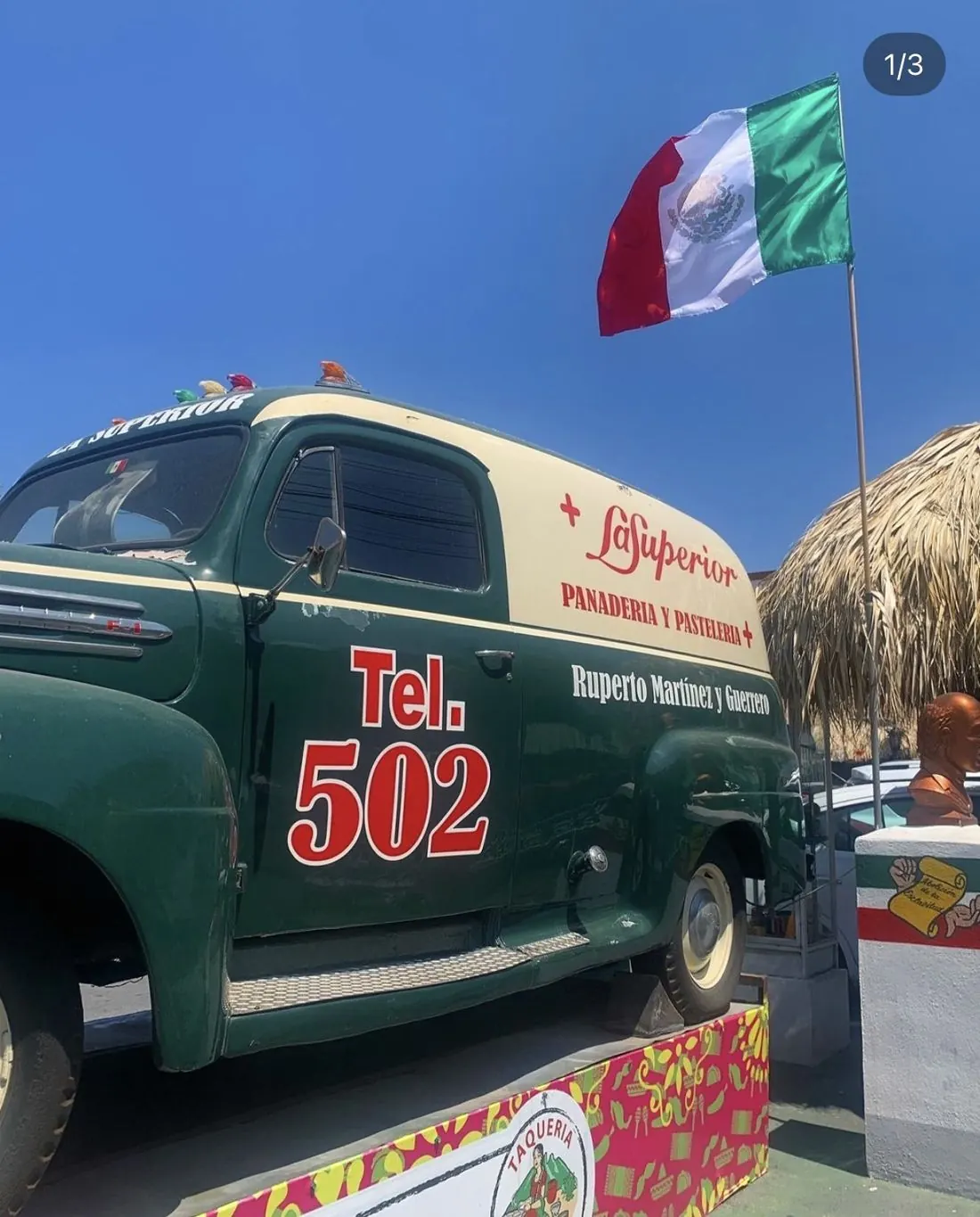 Camioneta rotulada en homenaje a don Chuy Montemayor, repartidor de la Panadería La Superior, exhibida en el estacionamiento de Los Frijoles