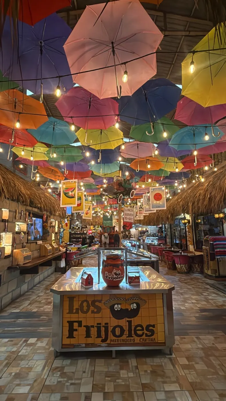 Techo de sombrillas de colores y foquitos sobre el salón de Los Frijoles Merendero y Cantina